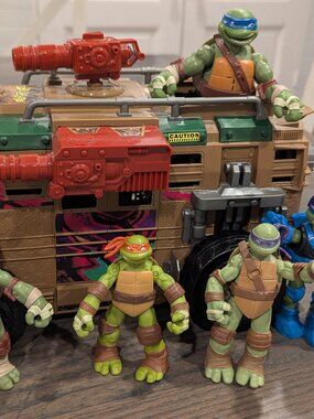 Playmates 2012 Teenage Mutant Ninja Turtles SHELLRAISER Vehicle Toy w/5 Turtles